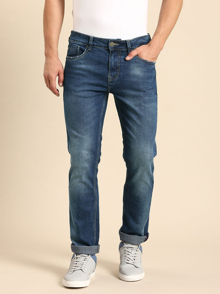 Menjadi lelaki manusia langsing sesuai dengan seluar jeans yang boleh diperbaharui