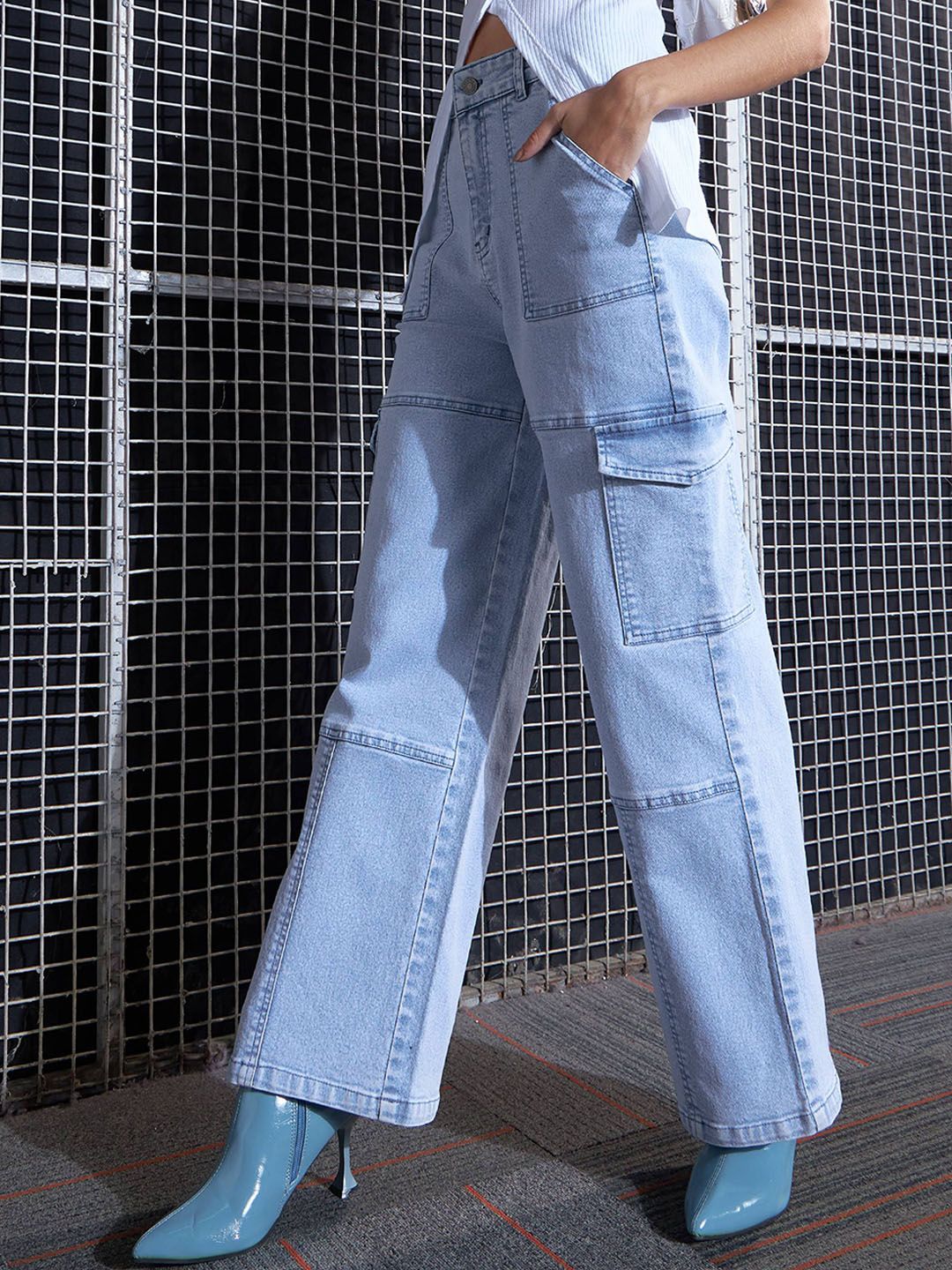 SASSAFRAS Women Straight Fit High-Rise Heavy Fade Stretchable Cargo Jeans