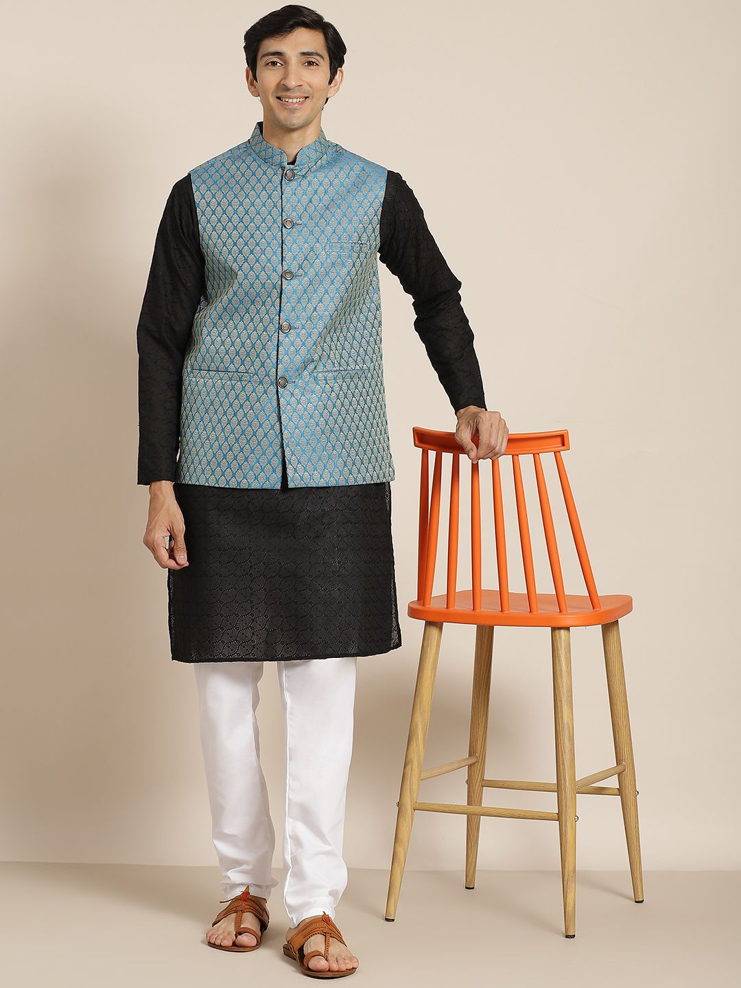 SOJANYA Lelaki Black Chikankari Pure Cotton Kurta with Churidar & Nehru Jacket