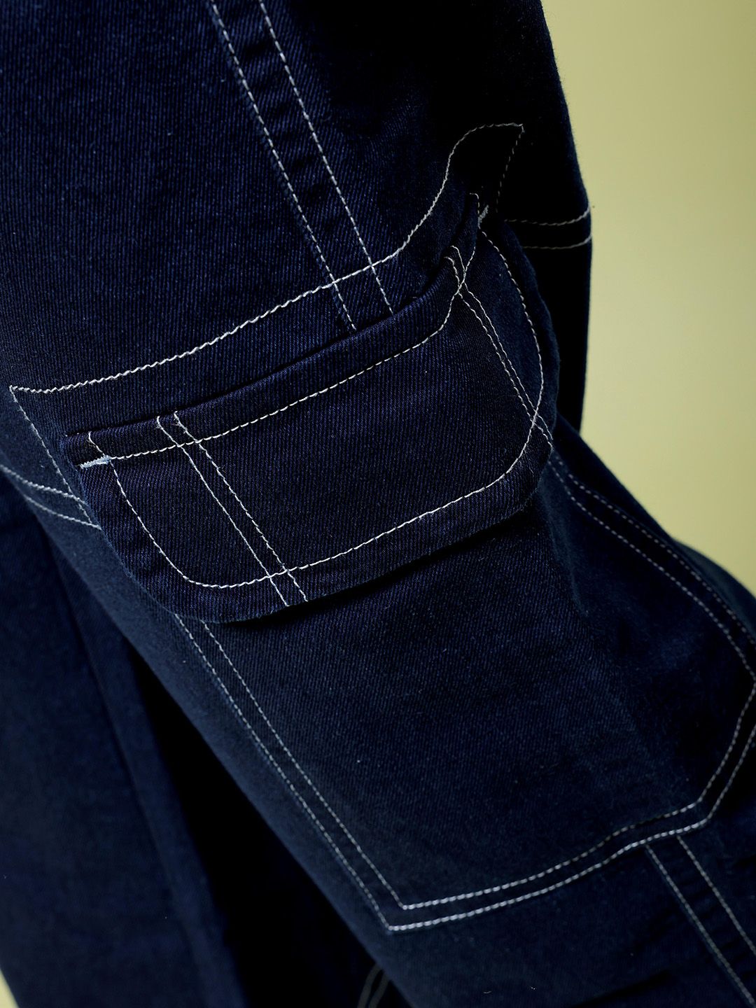 The Indian Garage Co Men Wide Leg Contrast Stitch Mid-Rise Cotton Cargo Jeans