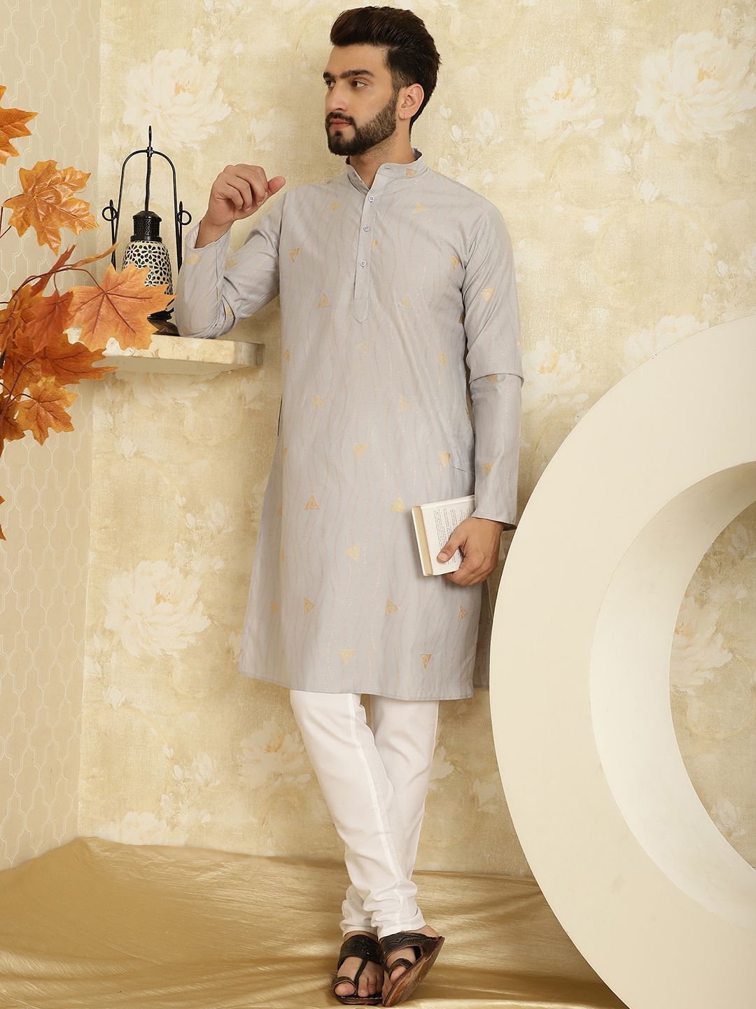 SOJANYA Geometric Woven Design Kurta Lurus Zari dengan Churidar