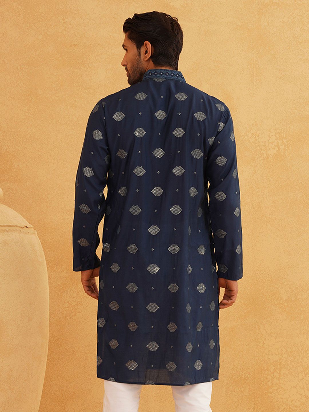 SOJANYA Kurta Lurus Sutera Berhias Geometrik Kolar Mandarin Kapas
