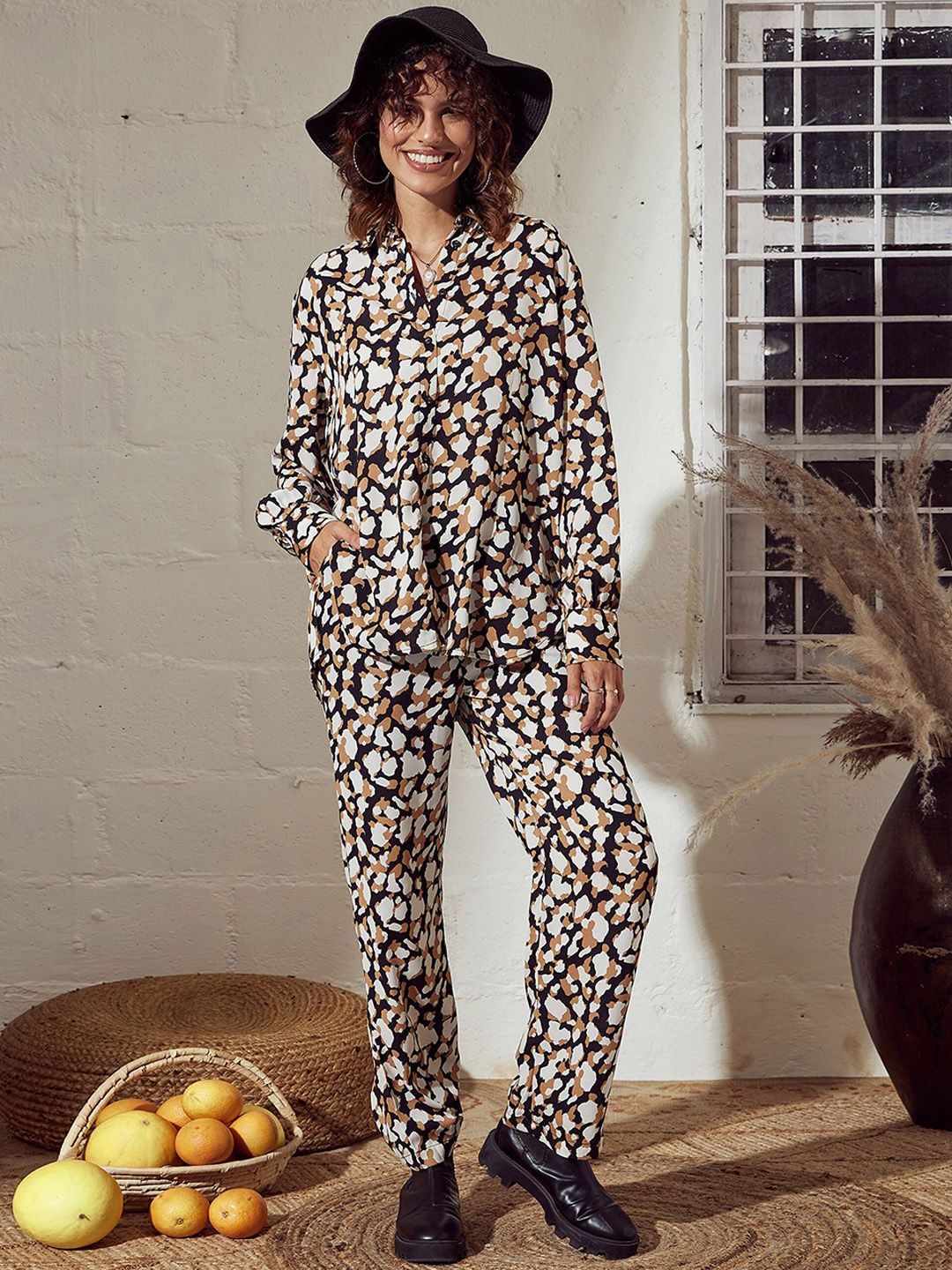 SASSAFRAS Women Beige Abstract Printed Mid-Rise Straight Trousers
