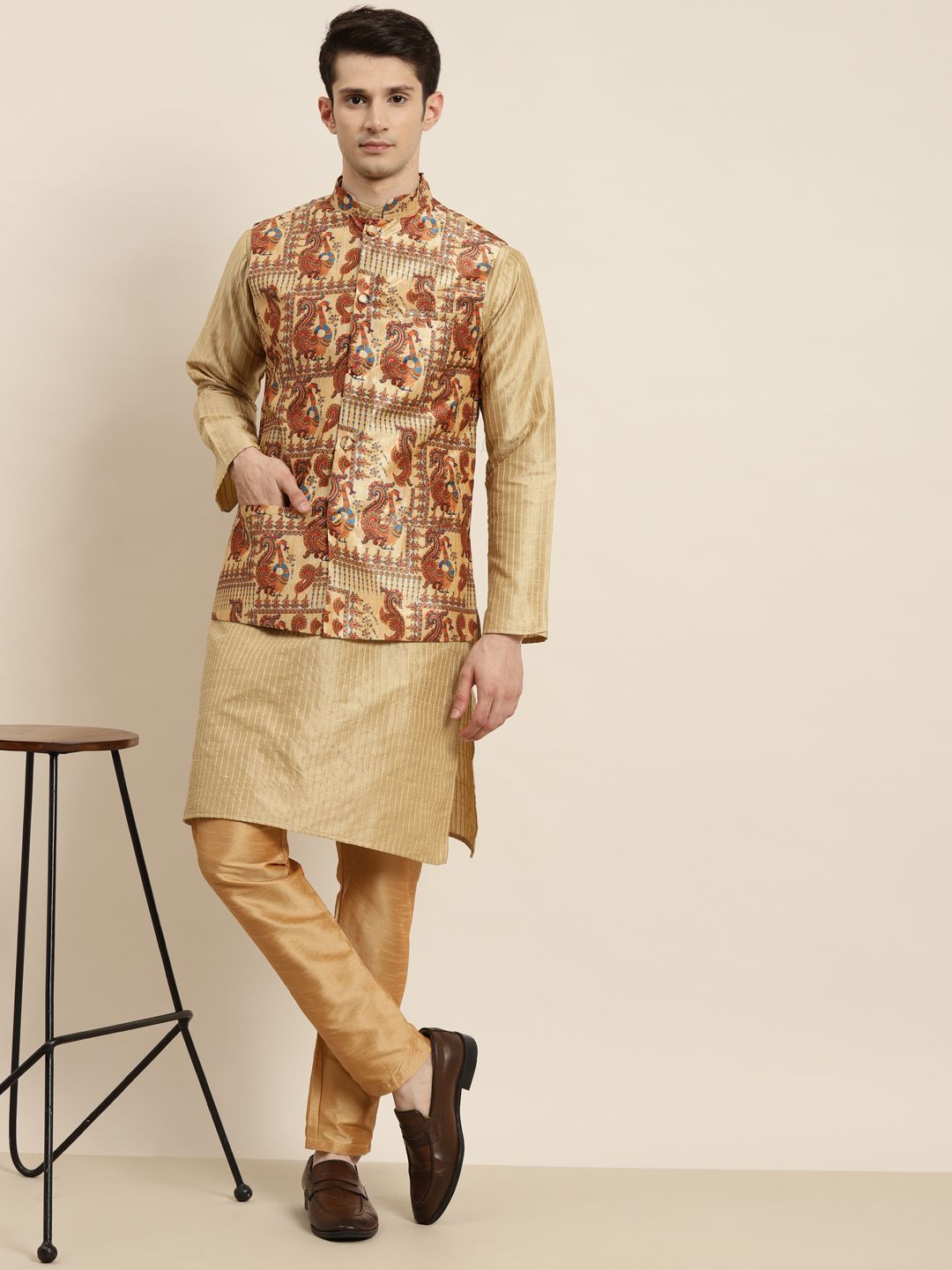 SOJANYA Kurta Emas Lelaki dengan Jaket Churidar & Nehru
