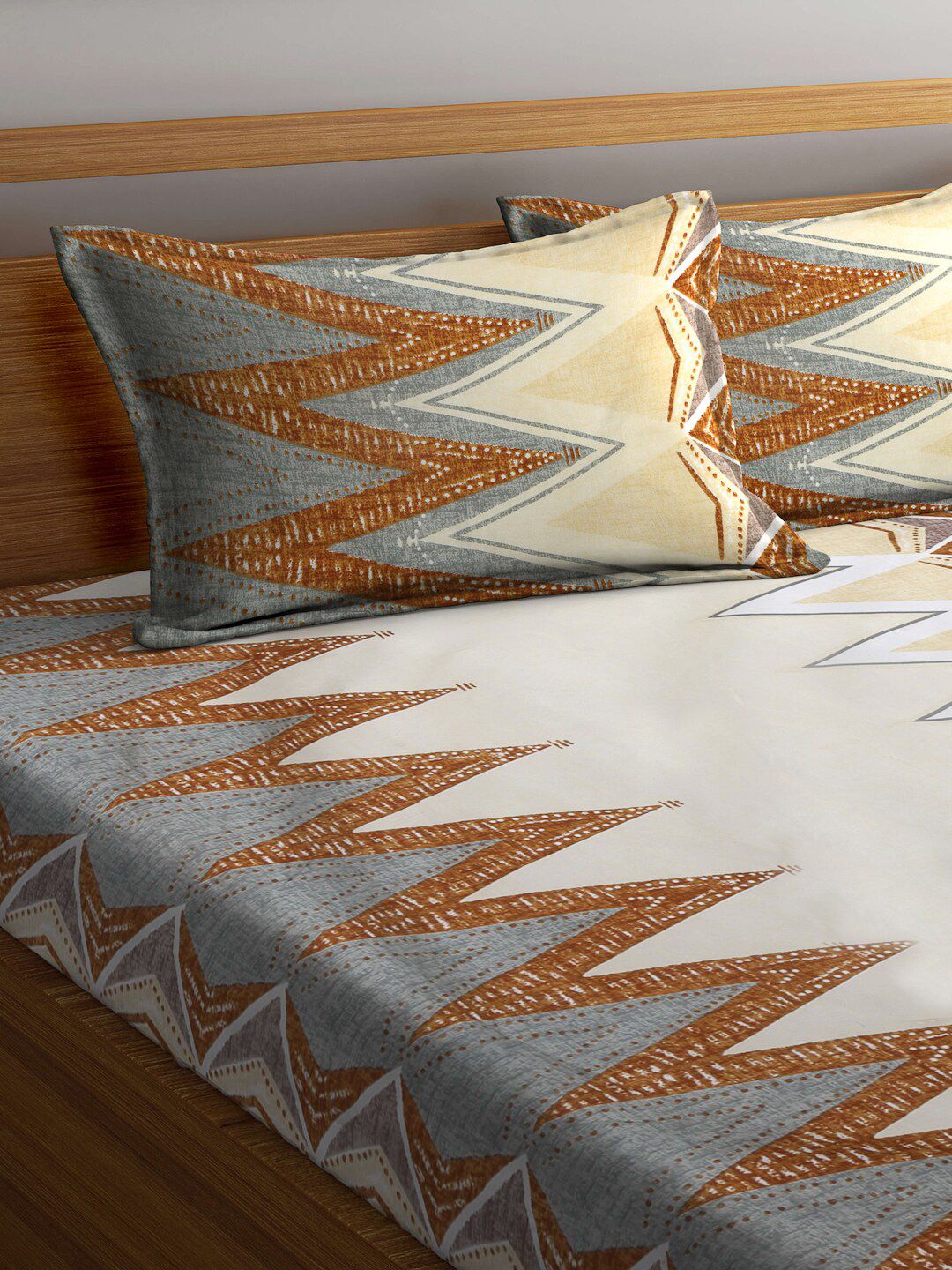KLOTTHE Beige Geometric Cotton 300 TC King Cadar Halus dengan 2 Sarung Bantal-98 x 87 inci