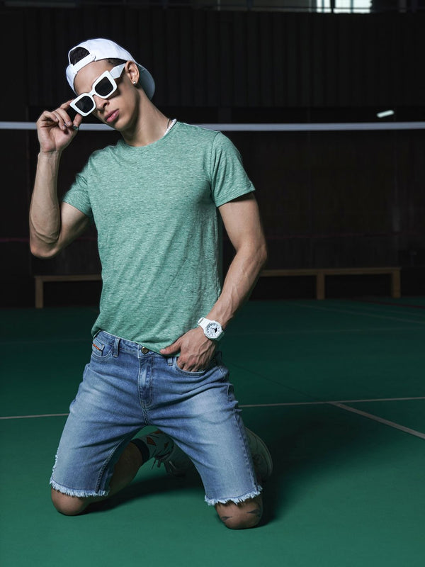 Seluar pendek denim yang sangat tertekan