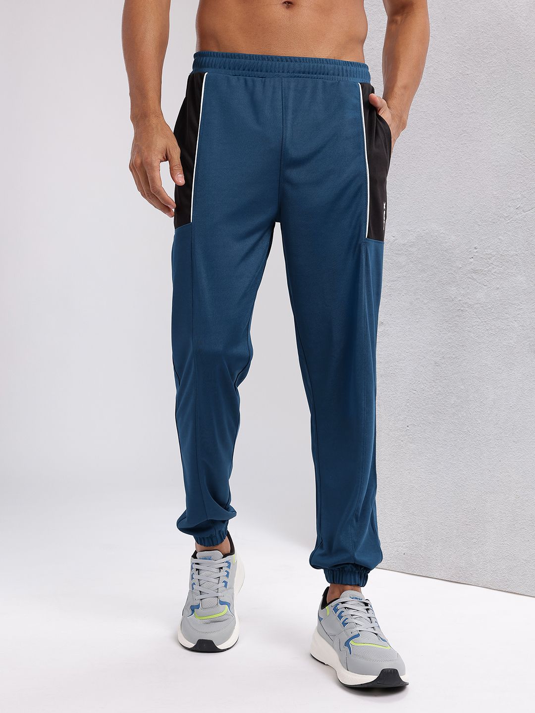 HRX by Hrithik Roshan Men Colourblocked Detail Mid-Rise Rapid-Dry Training Joggers