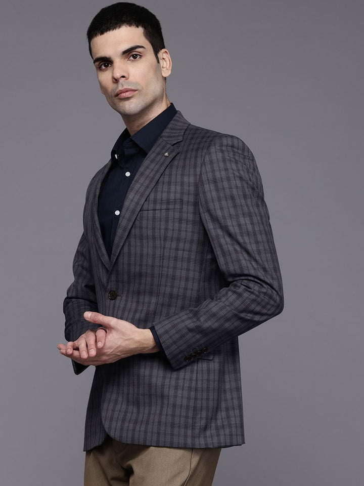 Raymond antibakteria memeriksa blazer rasmi