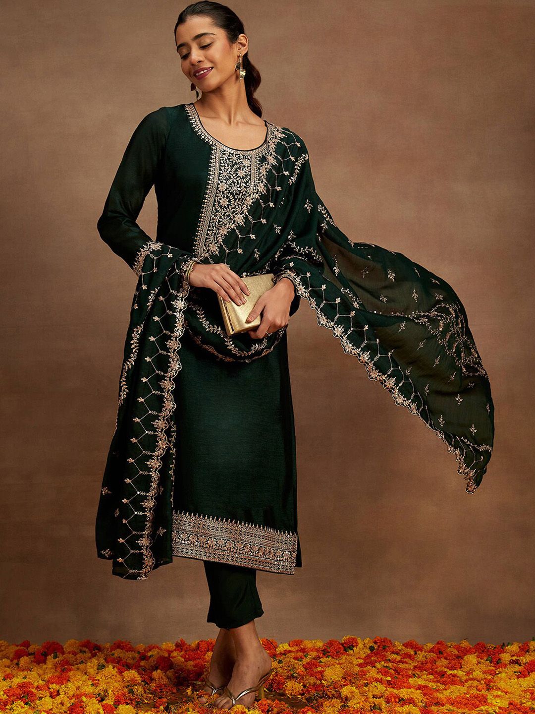 Libas Floral Yoke Design Sequinned kurta dengan seluar & dupatta