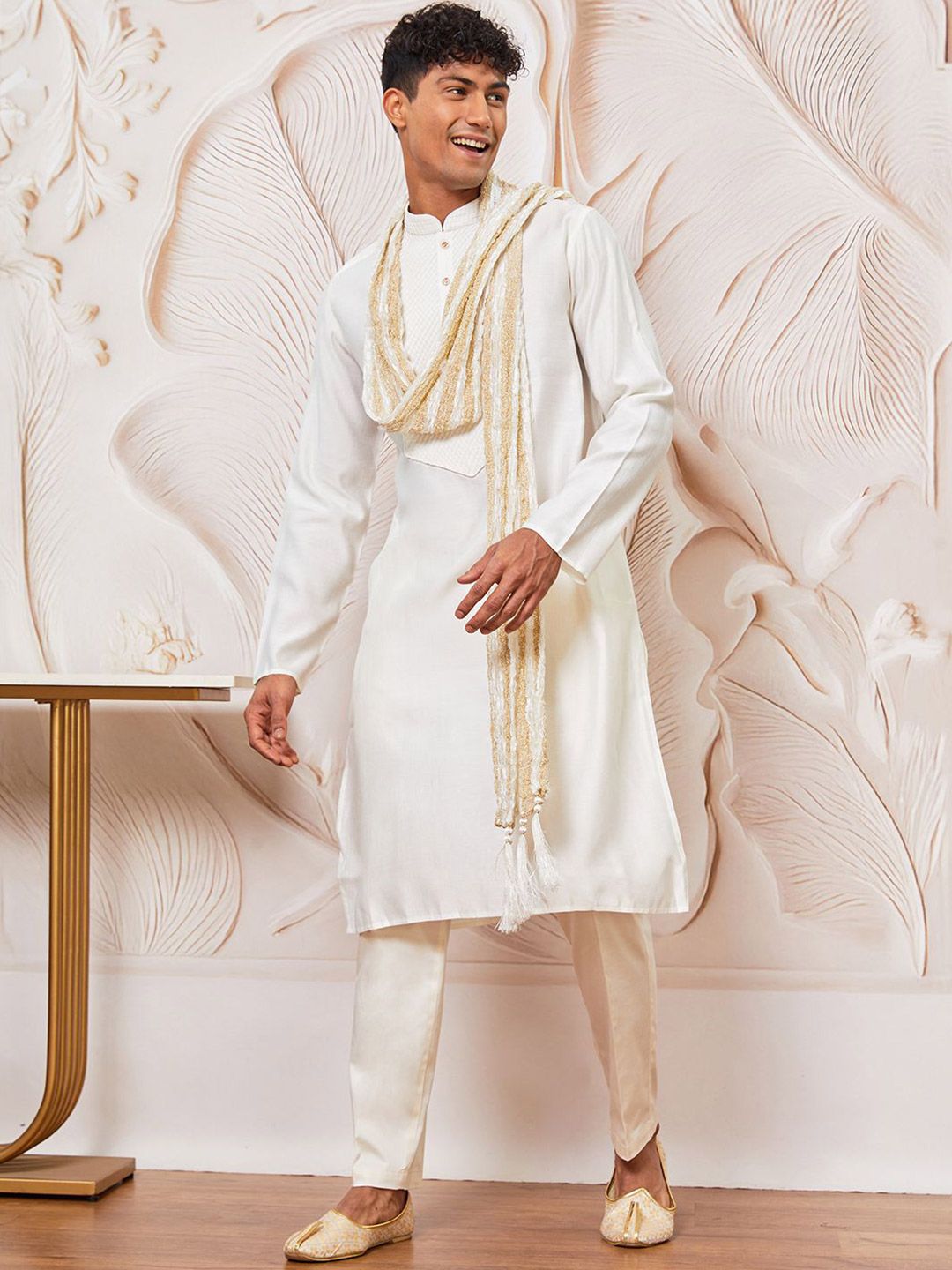 VASTRAMAY Men Crinkled Texture Dupatta