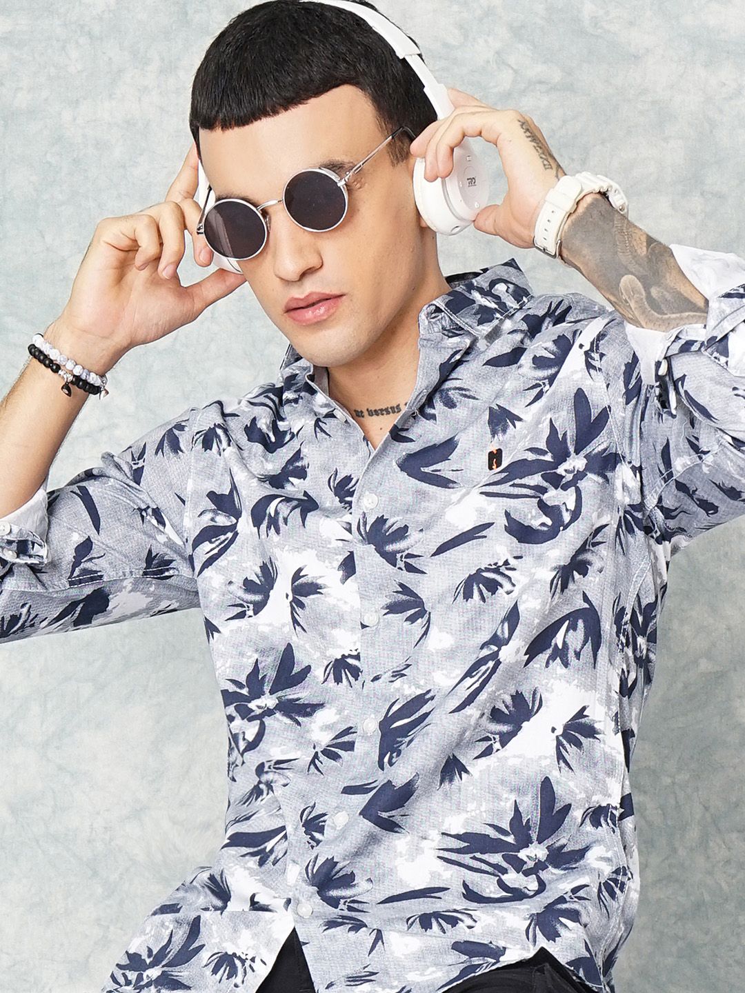 The Indian Garage Co Men White & Navy Blue Slim Fit Printed Casual Shirt