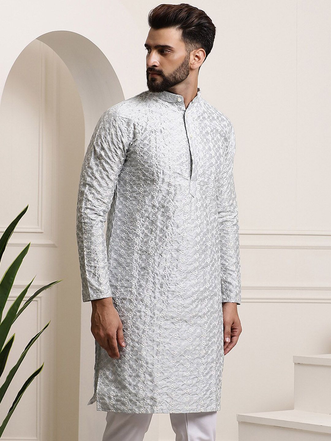 SOJANYA Band Collar Floral Embroidered Thread Work Straight Kurta