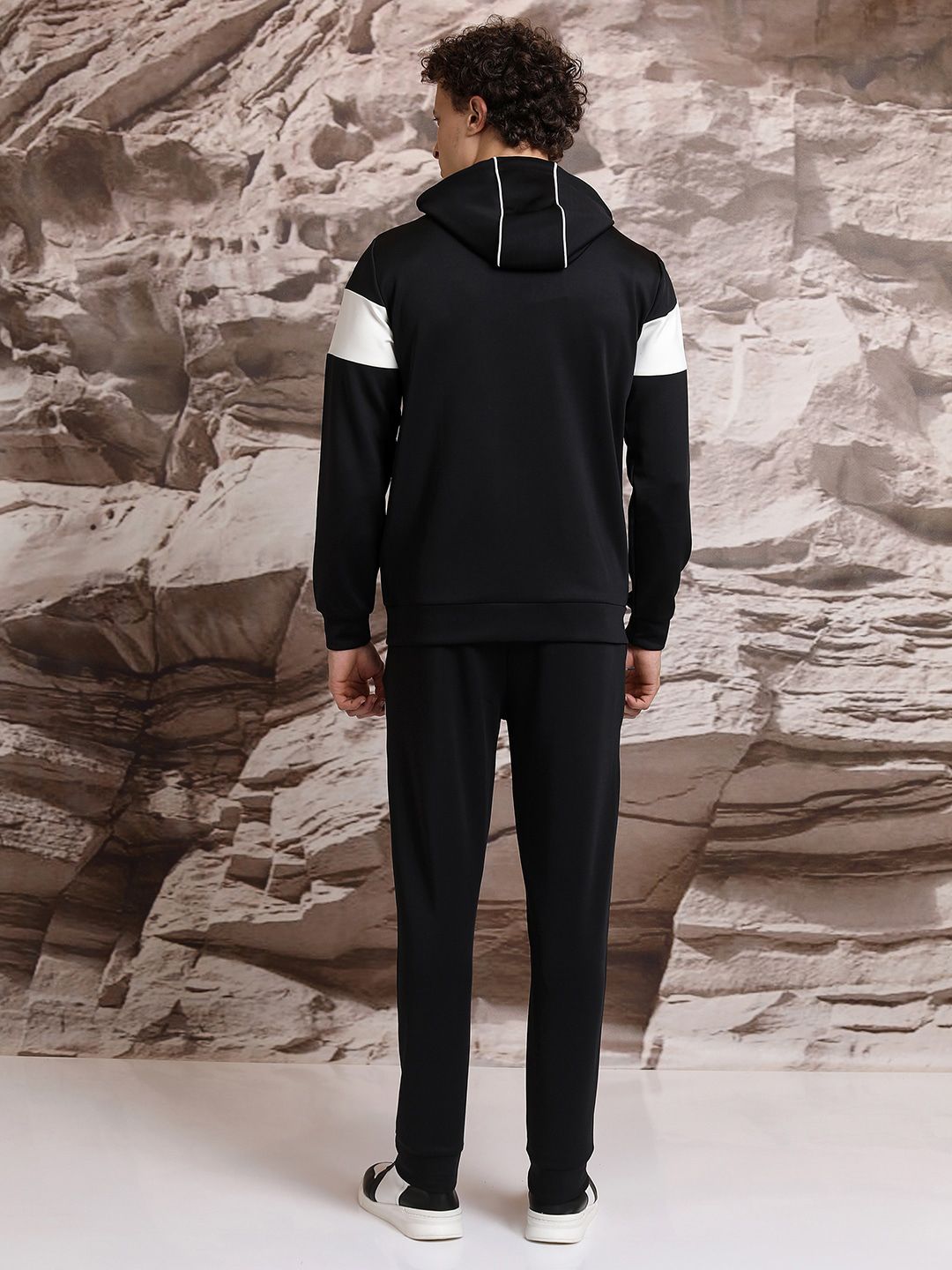 Highlander berkerudung dengan sweatshirt leher tinggi yang sesuai dengan seluar