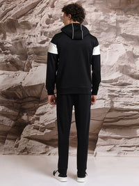 Highlander berkerudung dengan sweatshirt leher tinggi yang sesuai dengan seluar