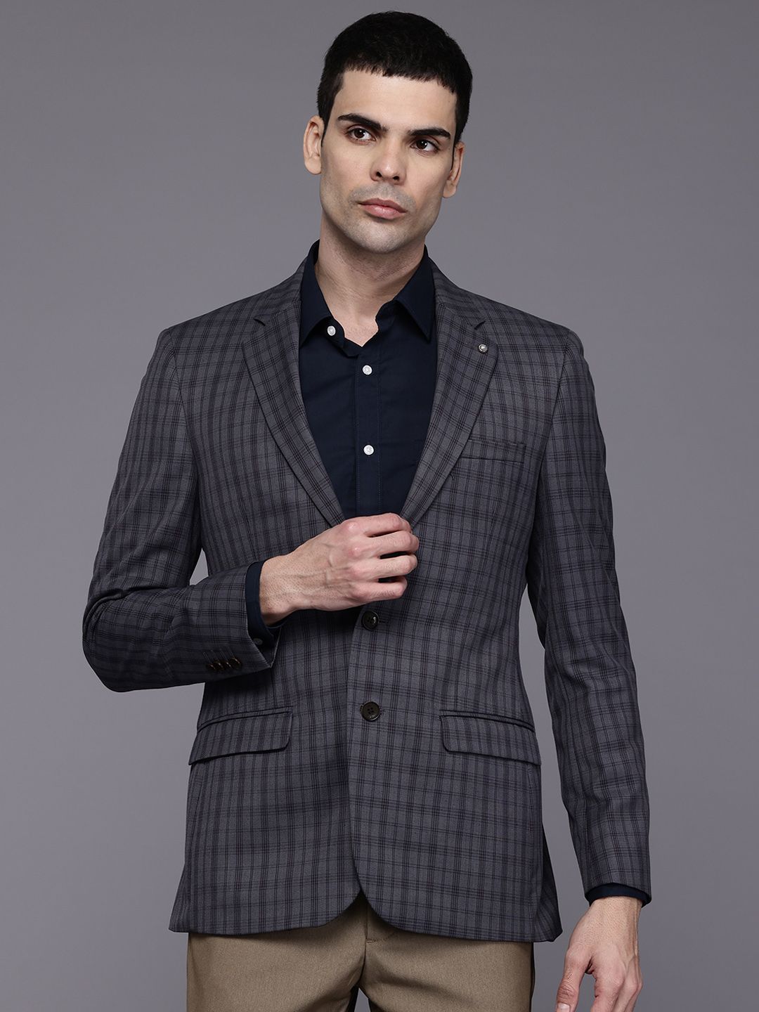 Raymond antibakteria memeriksa blazer rasmi