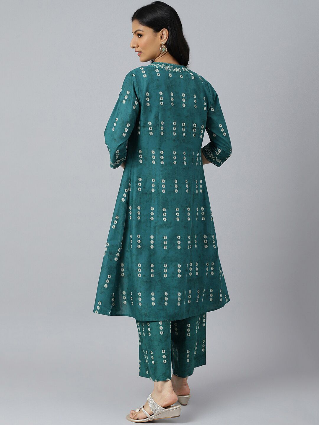 W Women Floral Print Cotton Kurta With Shrugs & Parallel Pant