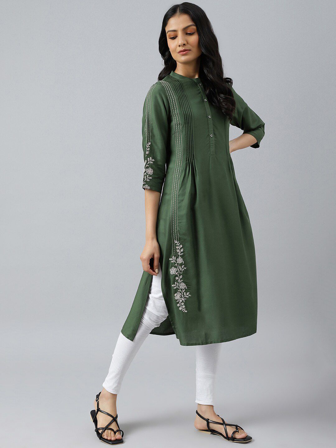 W Women Green Embroidered Thread Work Kurta