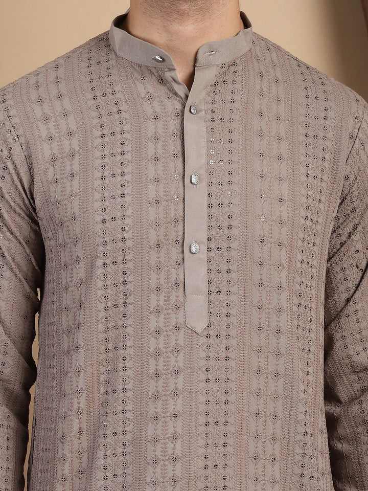 Anouk Sulam Labuci Kapas Tulen Mandarin Collar Straight Fusion Kurta dengan Churidar