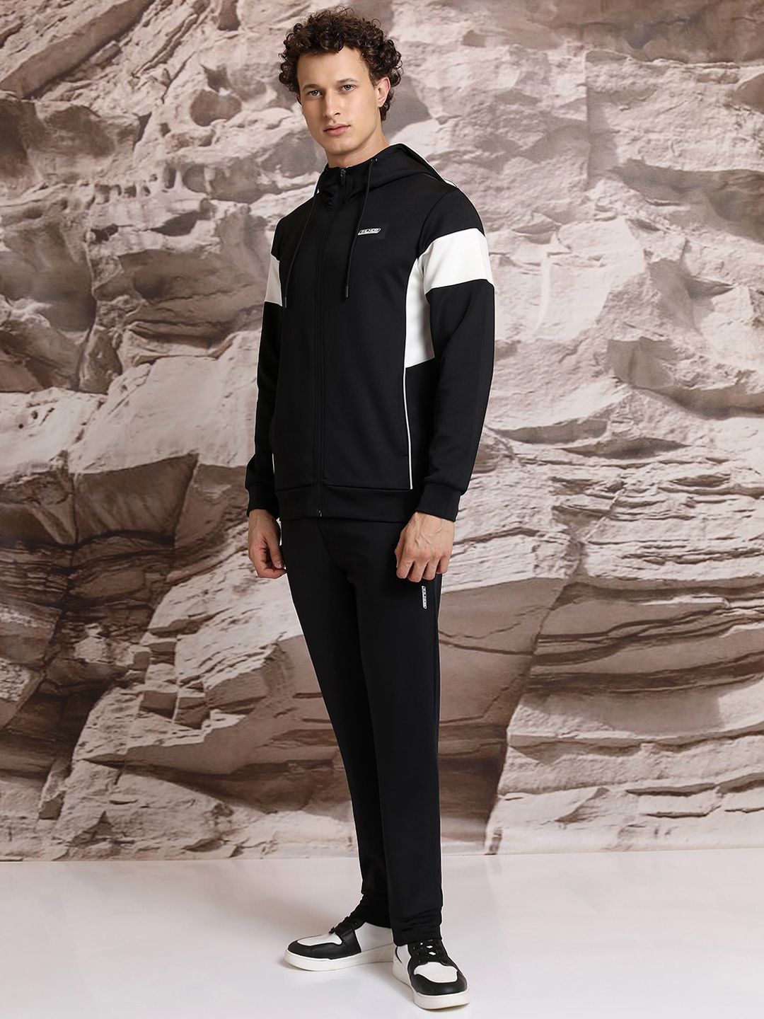 Highlander berkerudung dengan sweatshirt leher tinggi yang sesuai dengan seluar