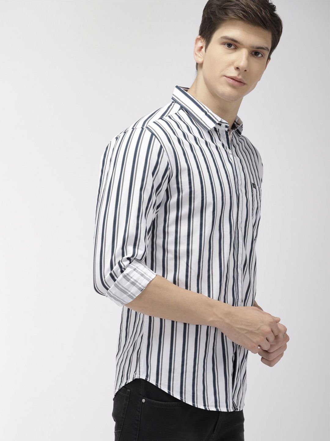 The Indian Garage Co Men White & Navy Blue Slim Fit Striped Casual Shirt