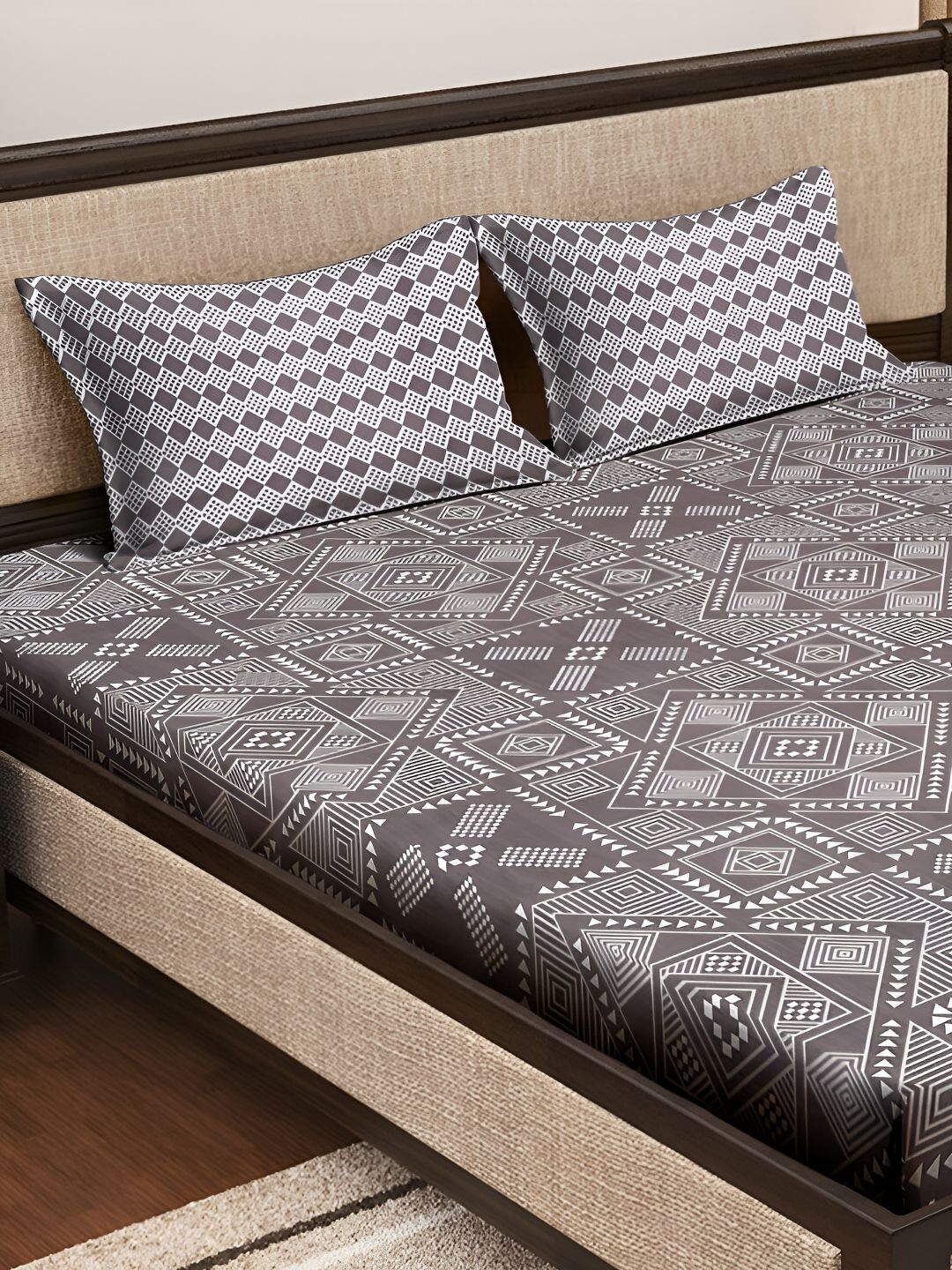 KLOTTHE Grey & White Printed 300TC Super King Fitted Bedsheet With 2 Pillow Covers