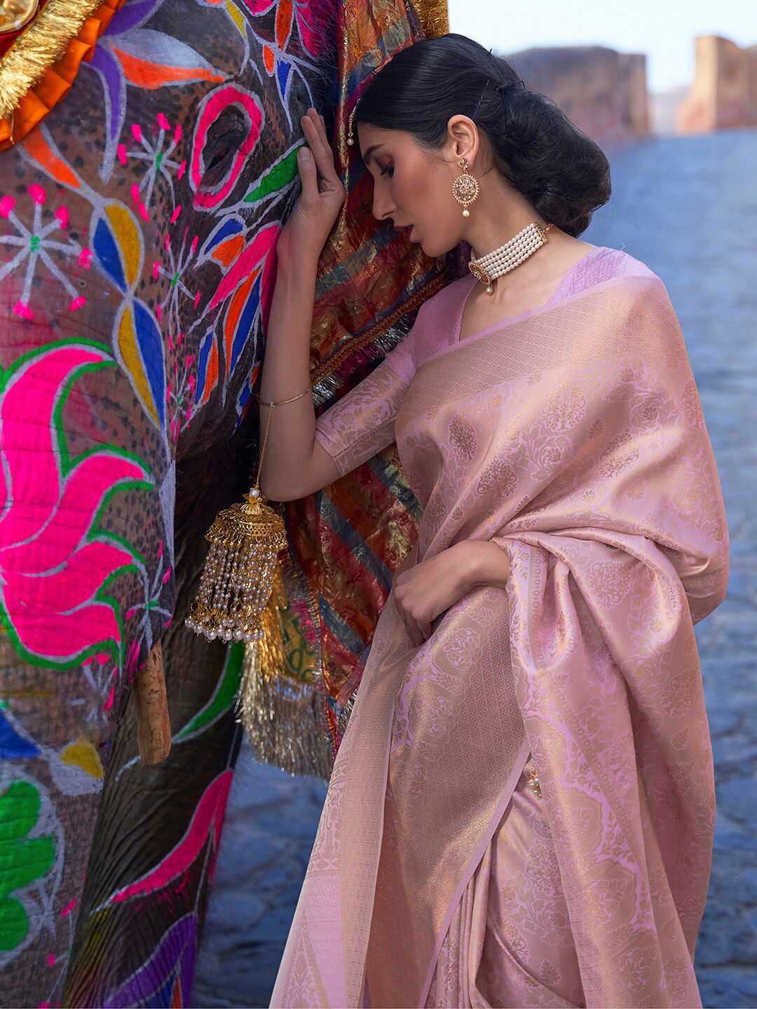 Mitera Lavender & Gold-Toned Woven Design Zari Silk Blend Banarasi Saree
