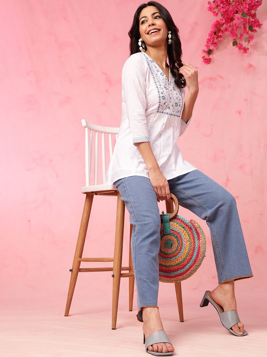 Anouk Floral bersulam V-Neck Pure Cotton Straight Short Kurti
