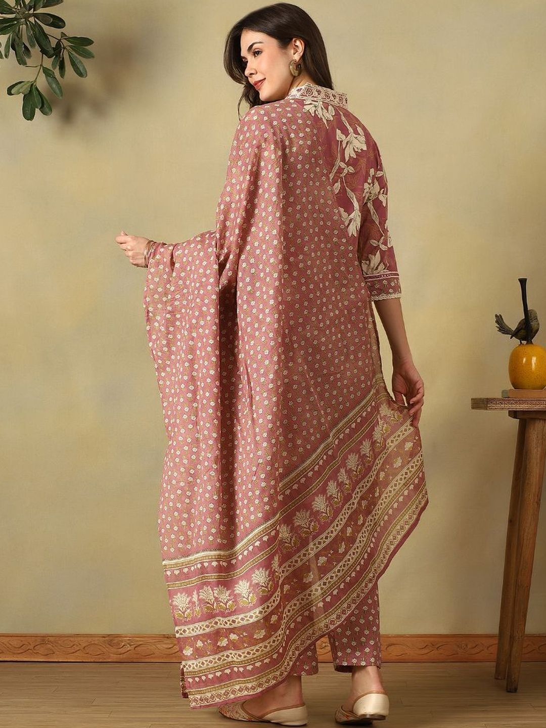 Mamicha Women Floral Printed Regular Pure Cotton Kurta with Trousers & With Dupatta
