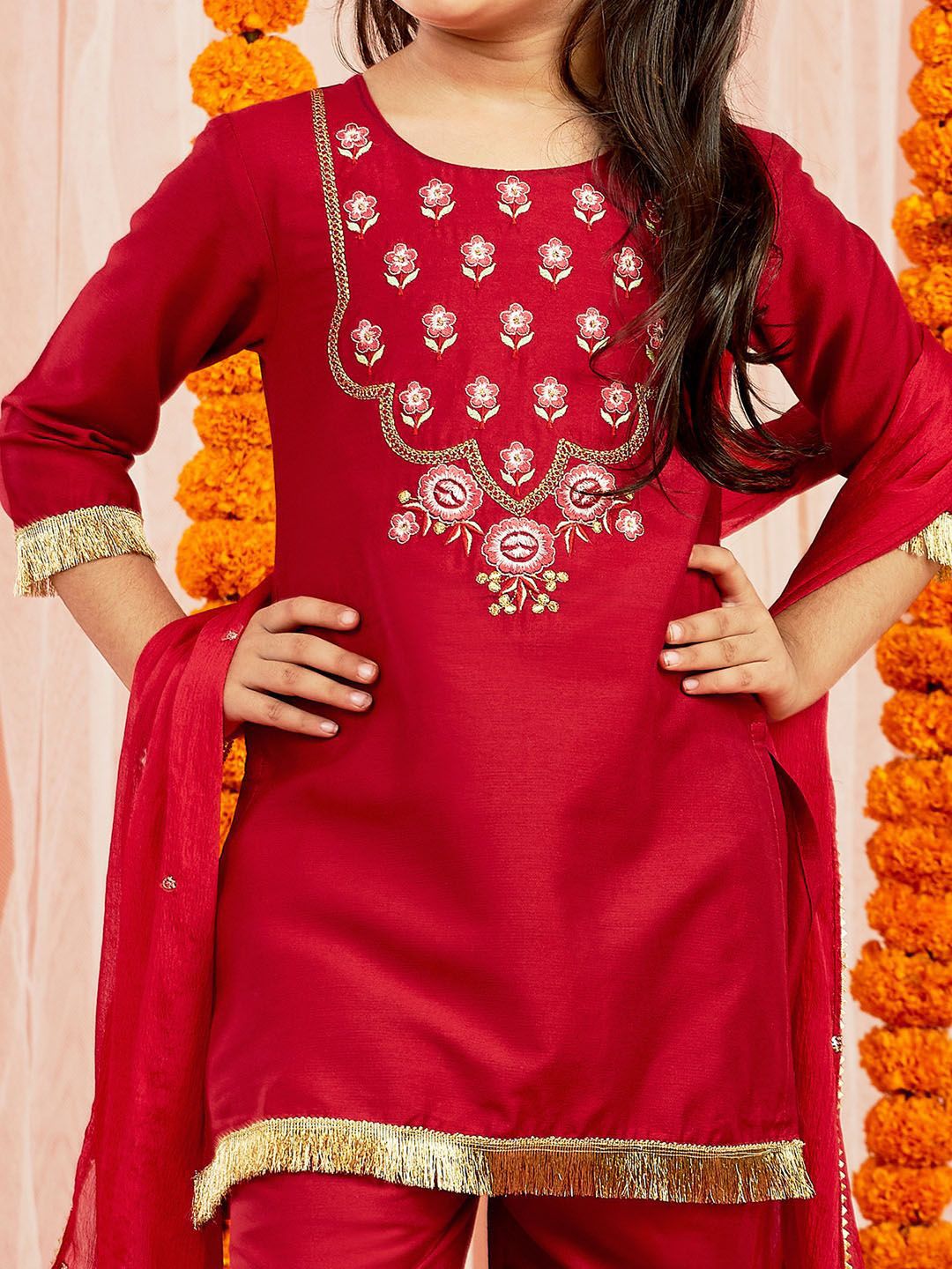 VASTRAMAY Girls Floral Embroidered Thread Work Kurta With Trousers & Dupatta