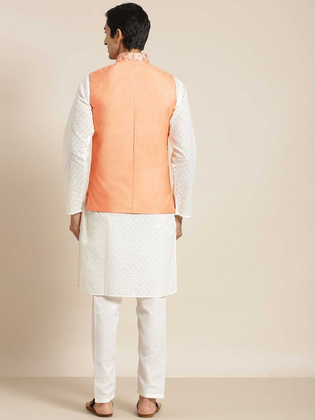 SOJANYA Lelaki Kurta Kapas Tulen Chikankari Berwarna Krim dengan Churidar & Nehrujacket