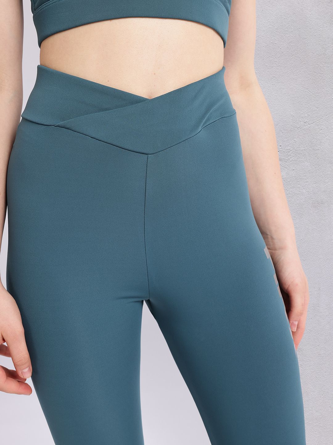 HRX by Hrithik Roshan Women Brand Logo Print Mid-Rise Cropped Running Tights