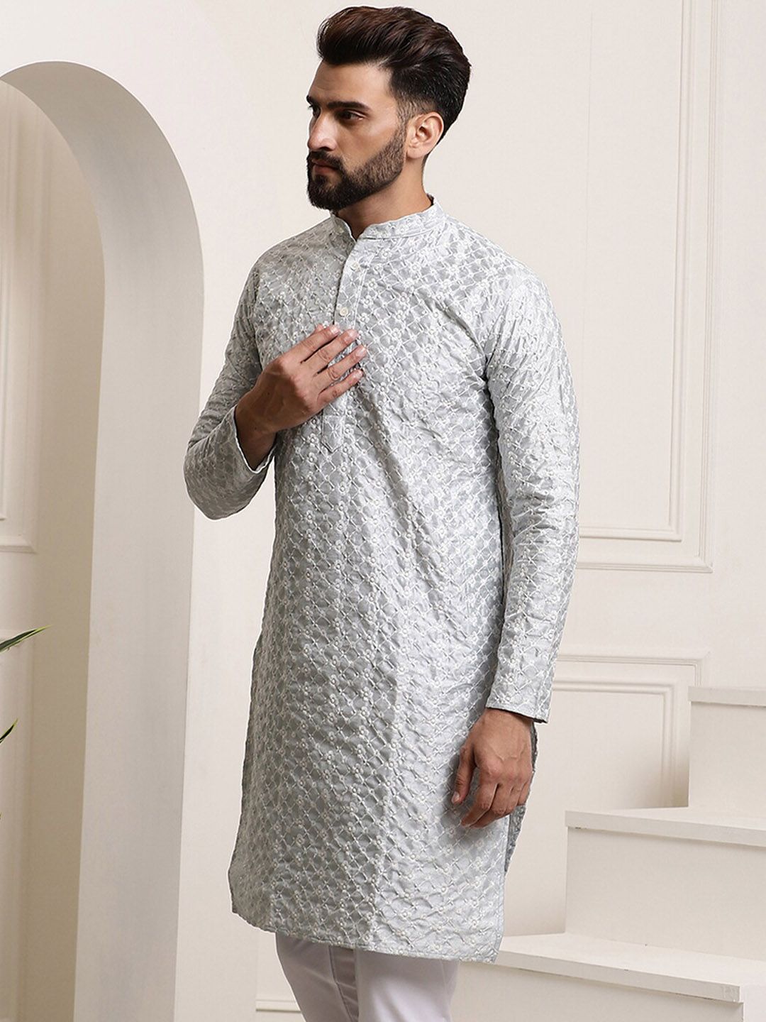 SOJANYA Band Collar Floral Embroidered Thread Work Straight Kurta