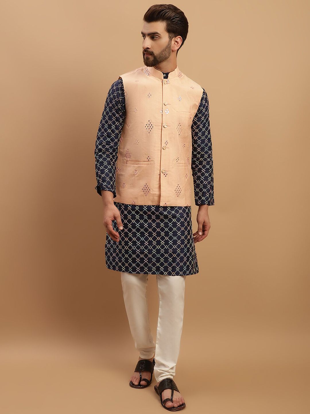 SOJANYA Kurta Biasa Bersulam Geometrik dengan Jaket Nehru Churidar & Dihiasi