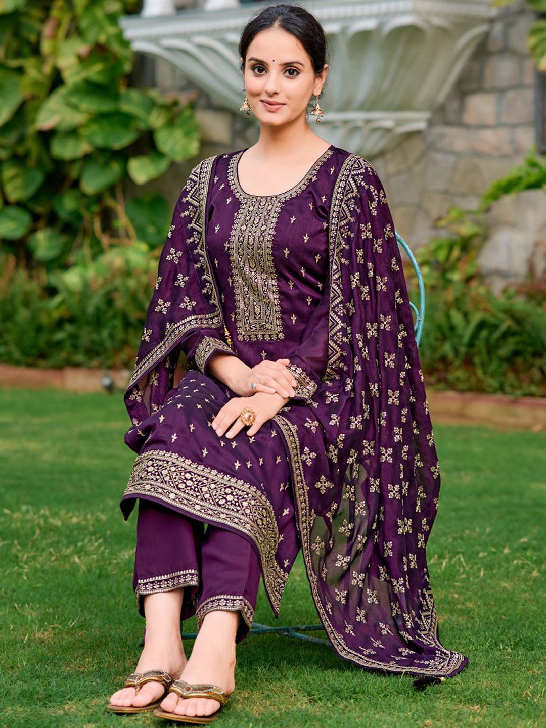 Kalini Floral bersulam kurta lurus dengan seluar & dupatta