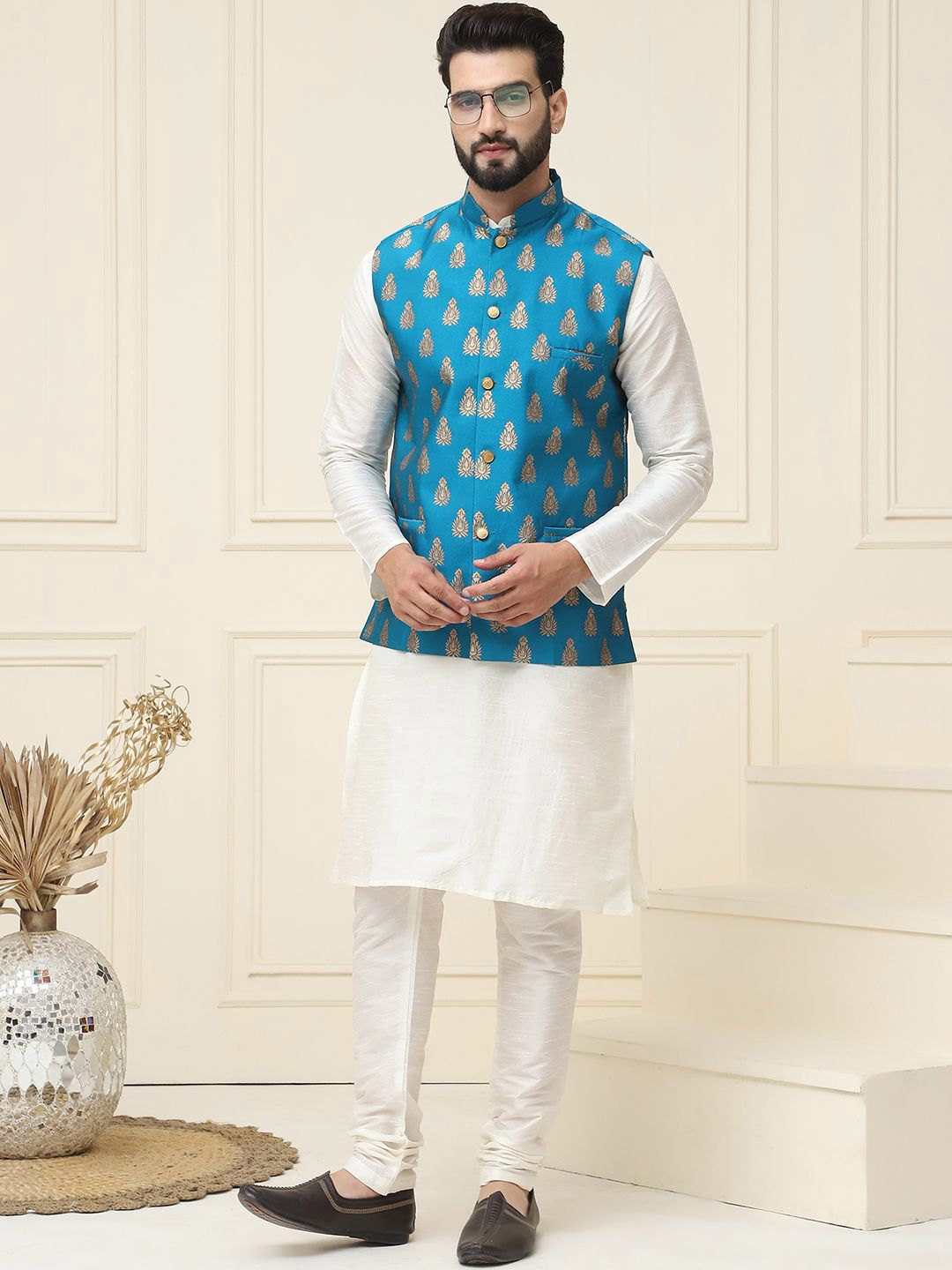 SOJANYA Mandarin Collar Silk Cotton Straight Kurta dengan jaket Churidar & Nehru