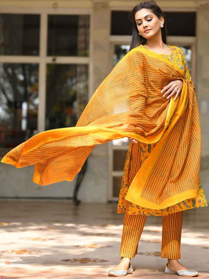 Kalini Floral Printed Pure Cotton Kurta dengan Seluar & Dupatta