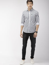 The Indian Garage Co Men White & Navy Blue Slim Fit Striped Casual Shirt