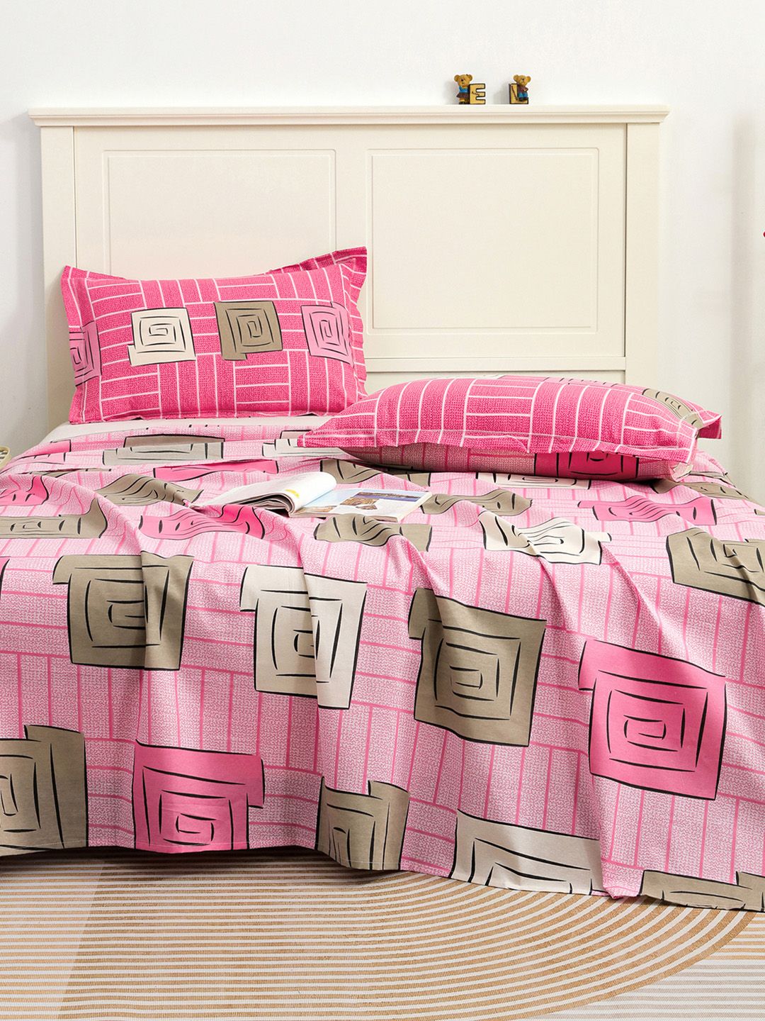 Story@home Maroon Pink Geometric Cotton 144 TC Queen Bedsheet With 2 Pillow Covers
