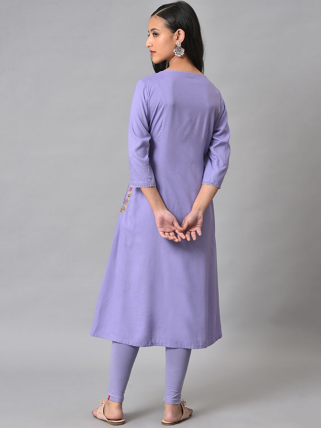 W Women Round Neck Thread Work Kurta
