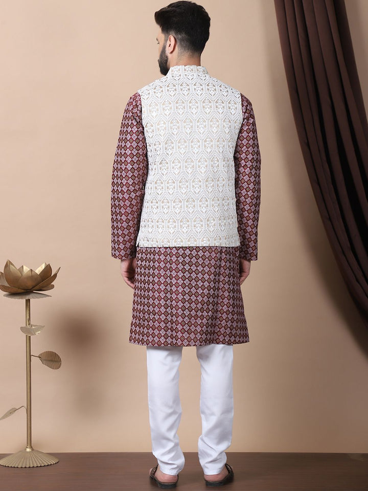 Kurta Kolar Mandarin Bercetak Motif Etnik Maroon dengan Jaket Churidar & Nehru