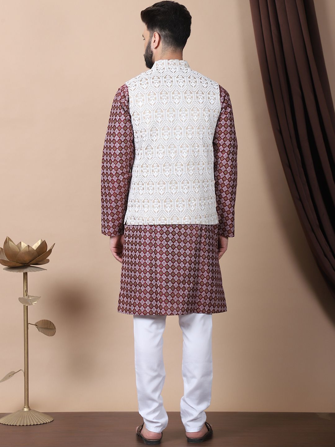 Kurta Kolar Mandarin Bercetak Motif Etnik Maroon dengan Jaket Churidar & Nehru