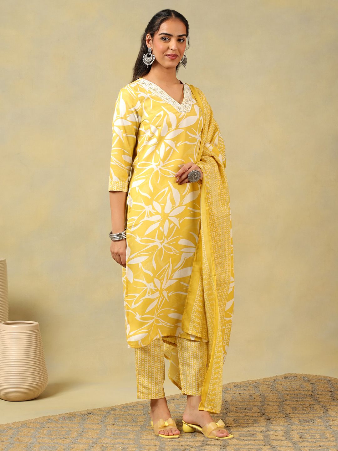 Mamicha Women Floral Printed Regular Thread Work Pure Cotton Kurta with Trousers & With Dupatta