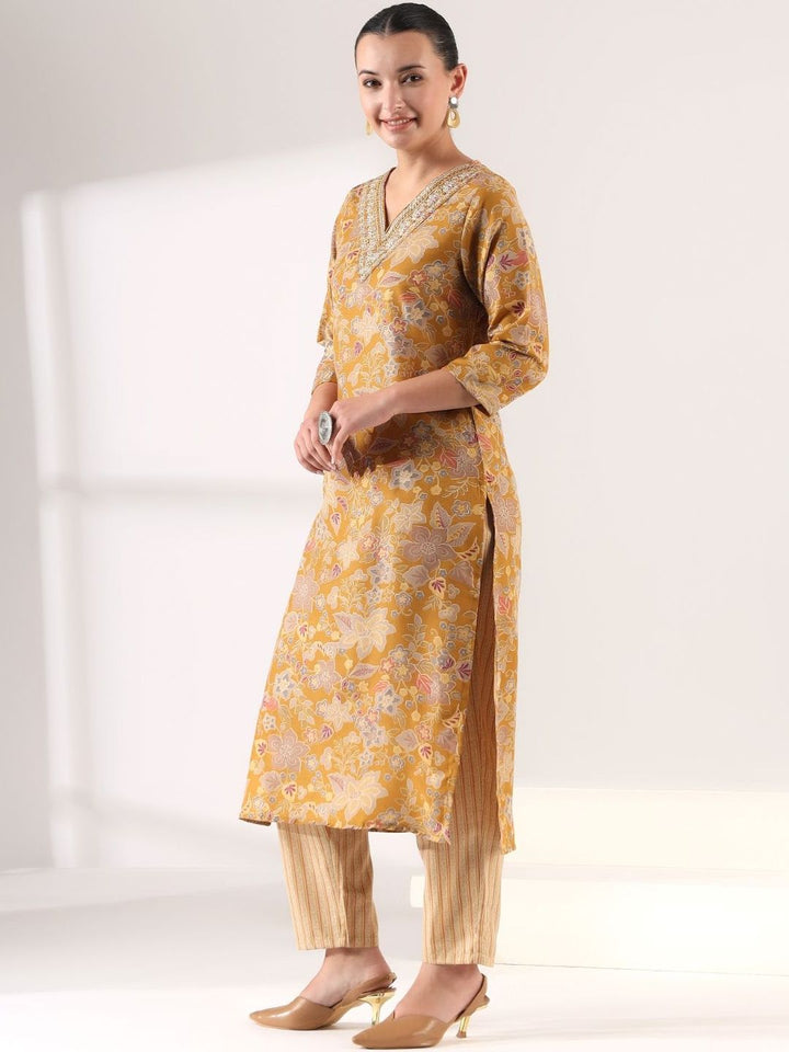 Mamicha Women Floral Printed Regular Thread Work Kurta with Trousers & With Dupatta