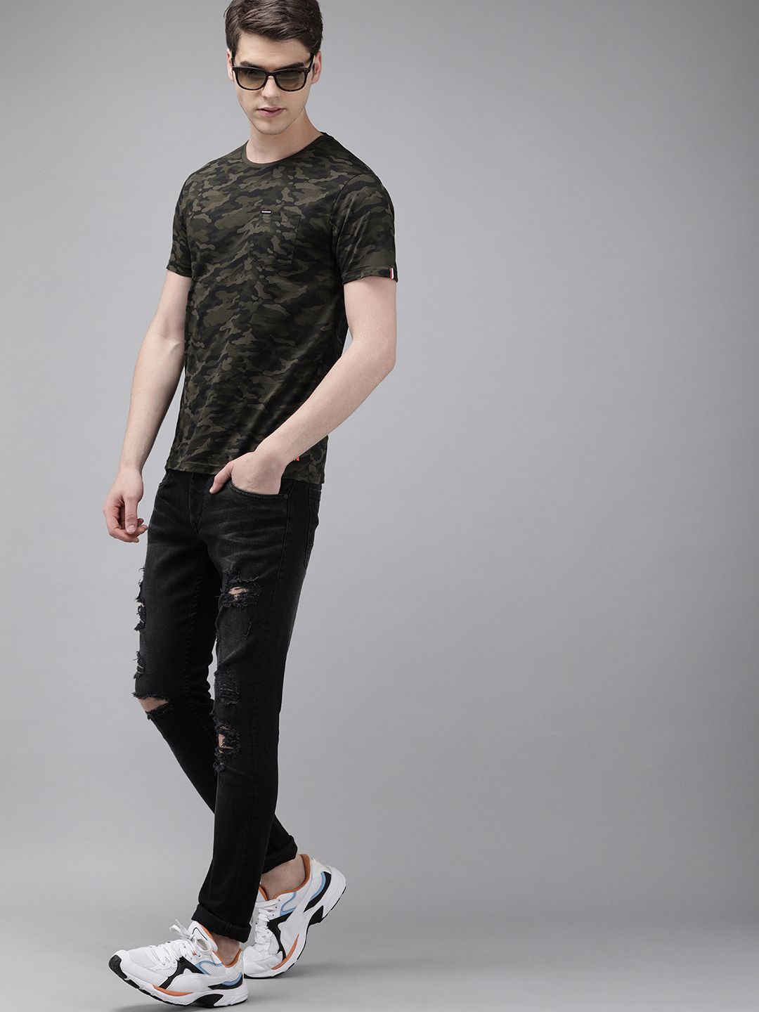 THE BEAR HOUSE Men Olive Green  Black Slim Fit Camouflage Printed Round Neck Pure Cotton T-shirt