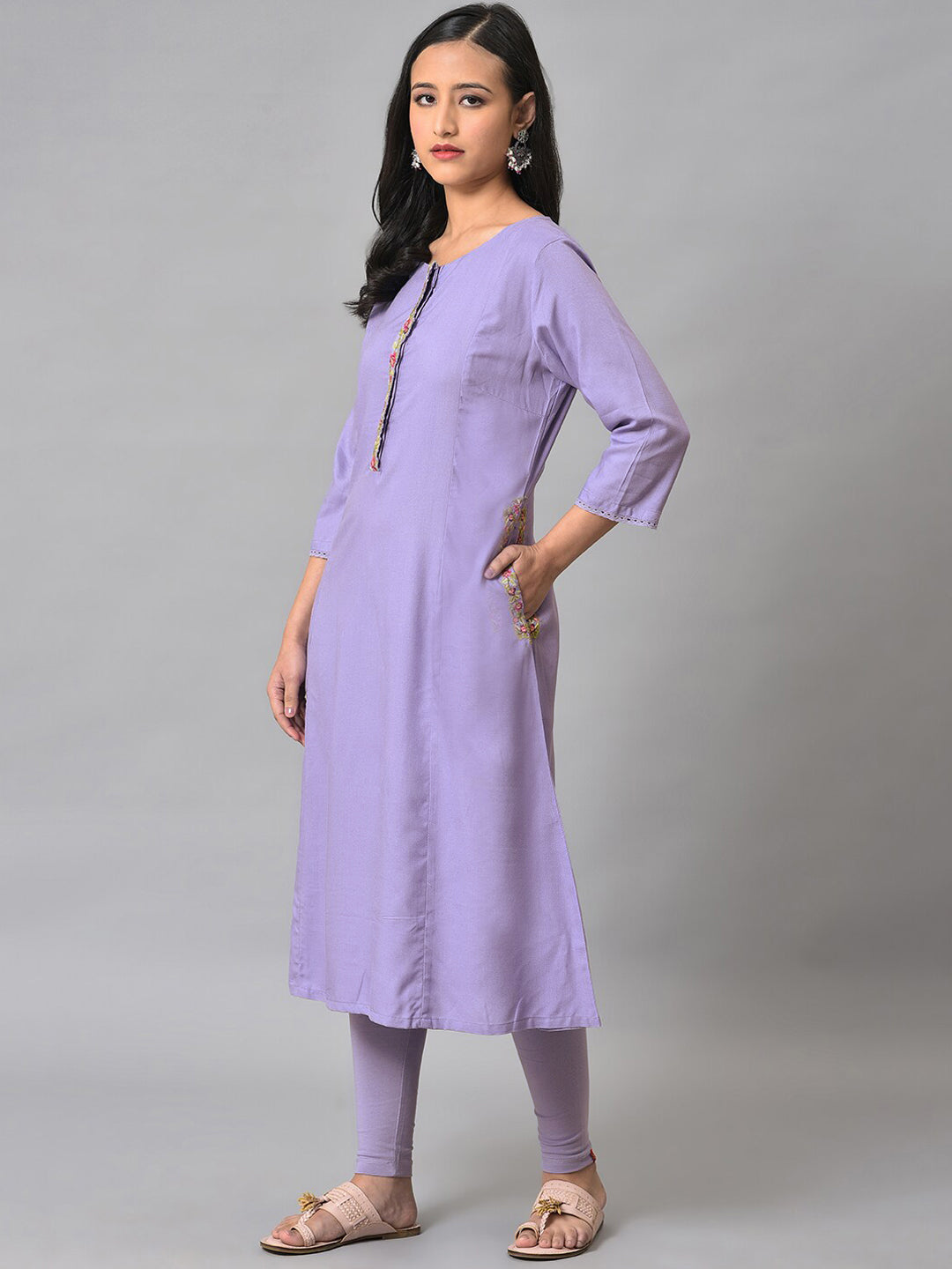 W Women Round Neck Thread Work Kurta