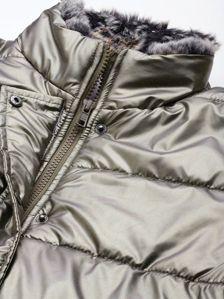 Jaket Puffer Mock Collar Dressberry dengan perincian bulu palsu