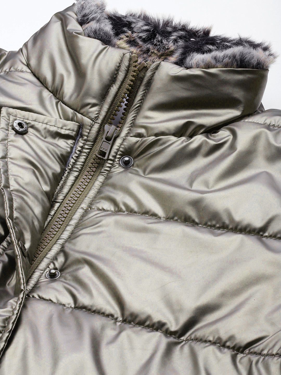 Jaket Puffer Mock Collar Dressberry dengan perincian bulu palsu
