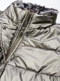 Jaket Puffer Mock Collar Dressberry dengan perincian bulu palsu