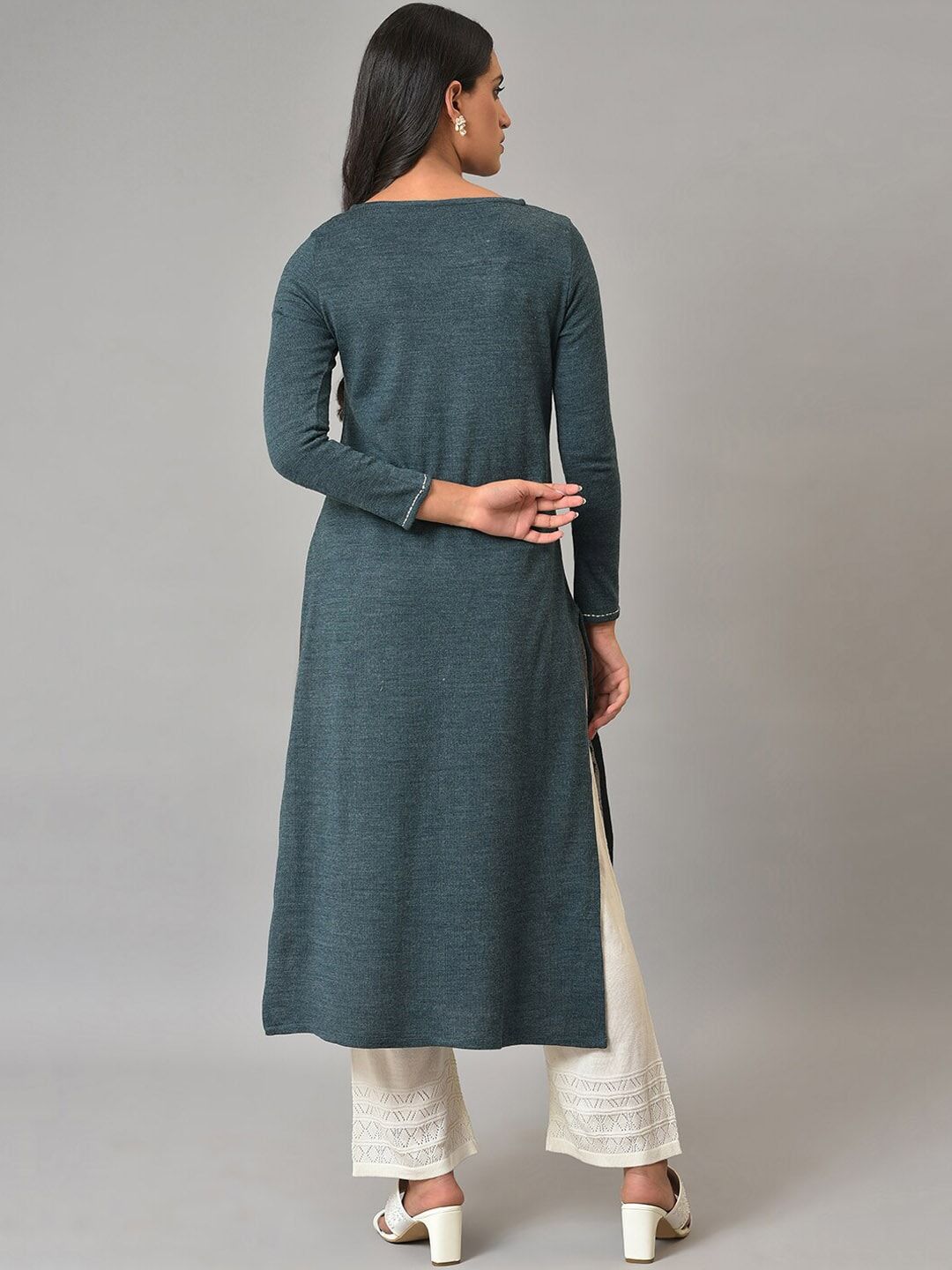 W Thread Work Round Neck Acrylic Straight Kurta