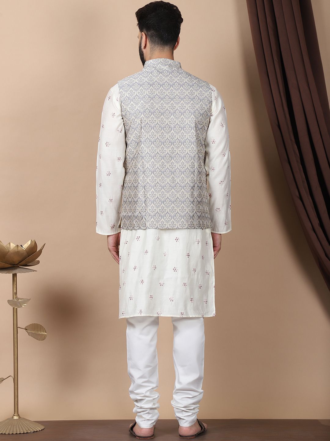 Kurta Sutera Kapas Bersulam Bunga Warna Krim Anouk dengan Jaket Churidar & Nehru